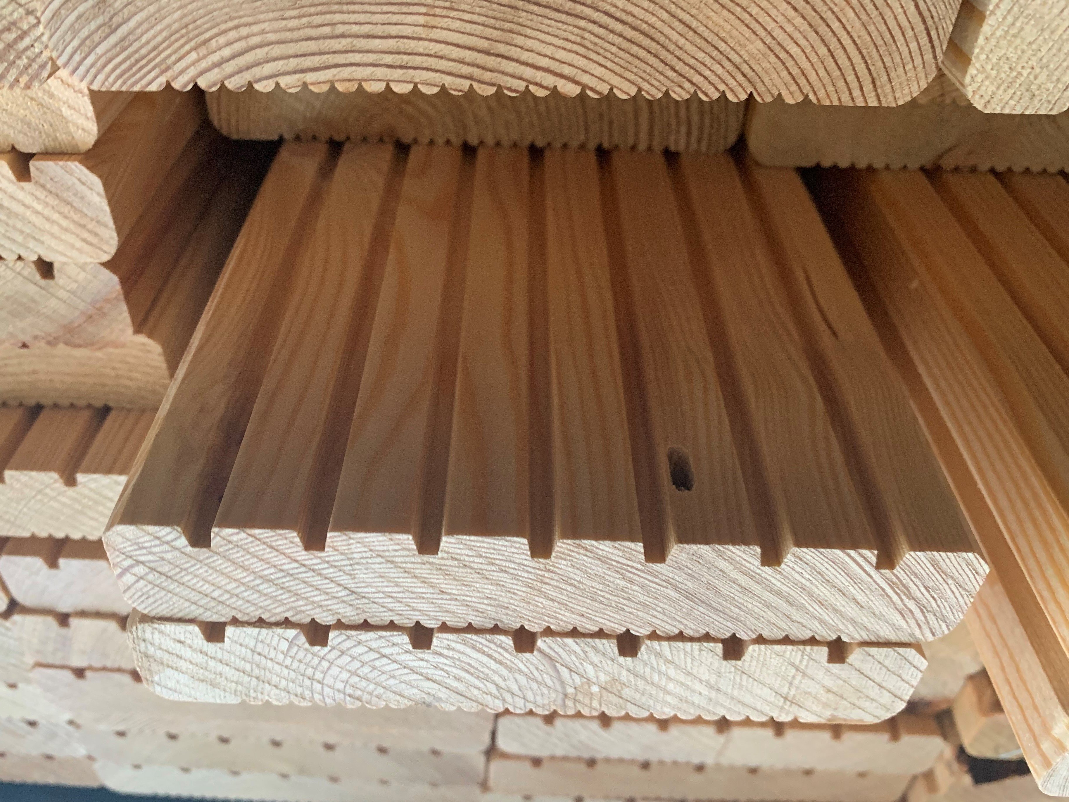 Abb. zeigt Lärchenbretter 24 x 145 mm - grobe Seite Abb. zeigt sibirische Lärchenbretter 24 x 145 mm