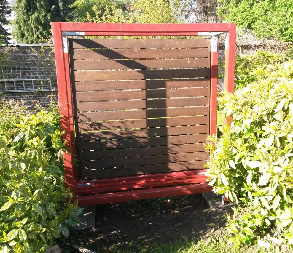 Kaminholzregal Cuba mit zusätzlichem Zaunelement als Rückwand Kaminholzregal Cuba mit zusätzlichem Zaunelement als Rückwand