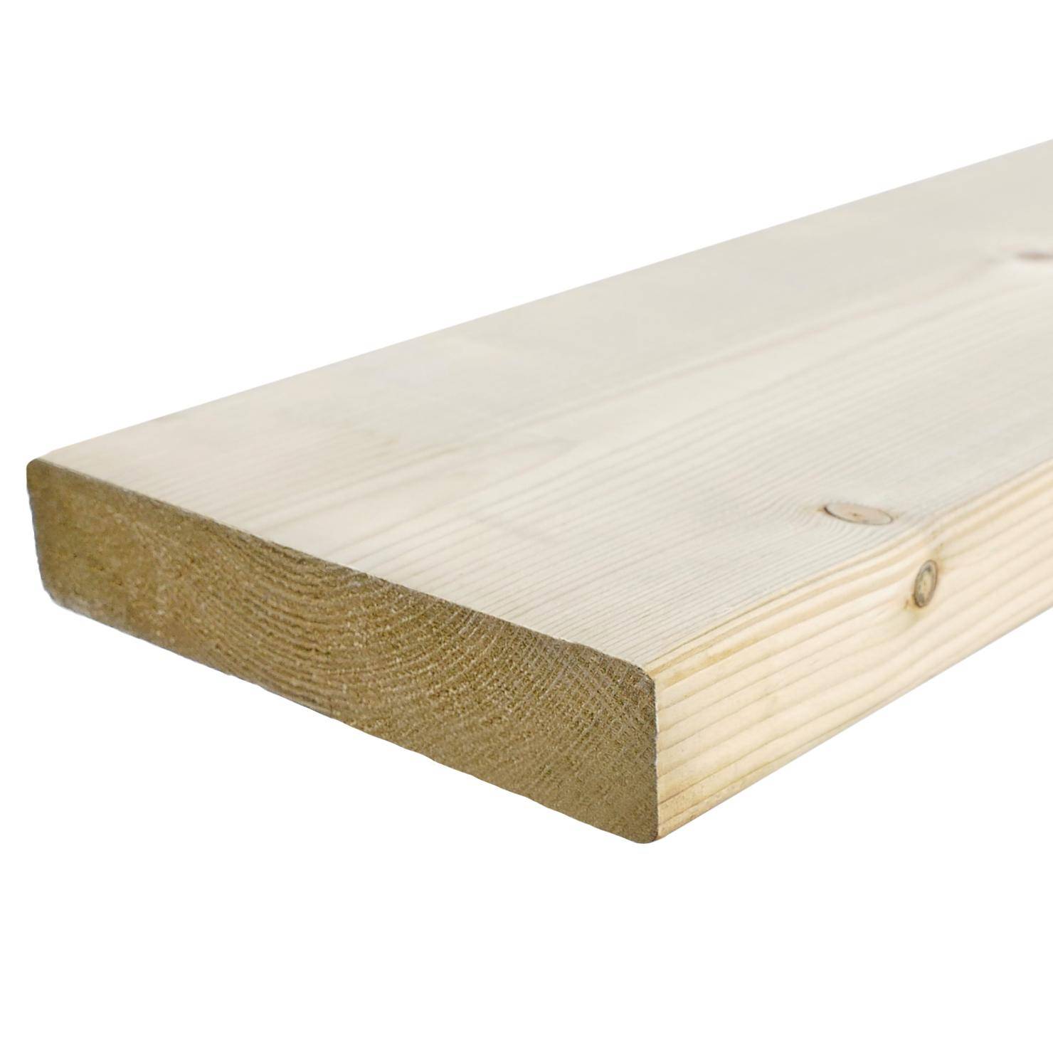 Nahaufnahme eines kesseldruckimprägnierten, kammergetrockneten Fichtenbretts (28×142×1800 mm), gehobelte Oberfläche, gerundete Kanten, sichtbare Holzmaserung und Ast
