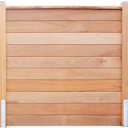Holzzaun-Element aus hellen, horizontalen Latten zwischen zwei Pfosten, sichtbare Metallwinkel unten, Nahaufnahme eines DIY-Zaunpanels aus natürlichem Holz