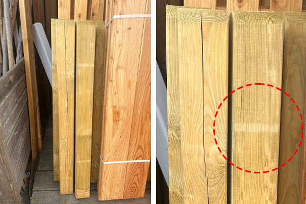 Mehrere senkrecht stehende, druckbehandelte Holzpfosten und -bretter an einer Außenwand; rechts Nahaufnahme von drei Kanthölzern, auf dem mittleren eine hellere, horizontale Verfärbung, rot gestrichelter Kreis markiert die Stelle