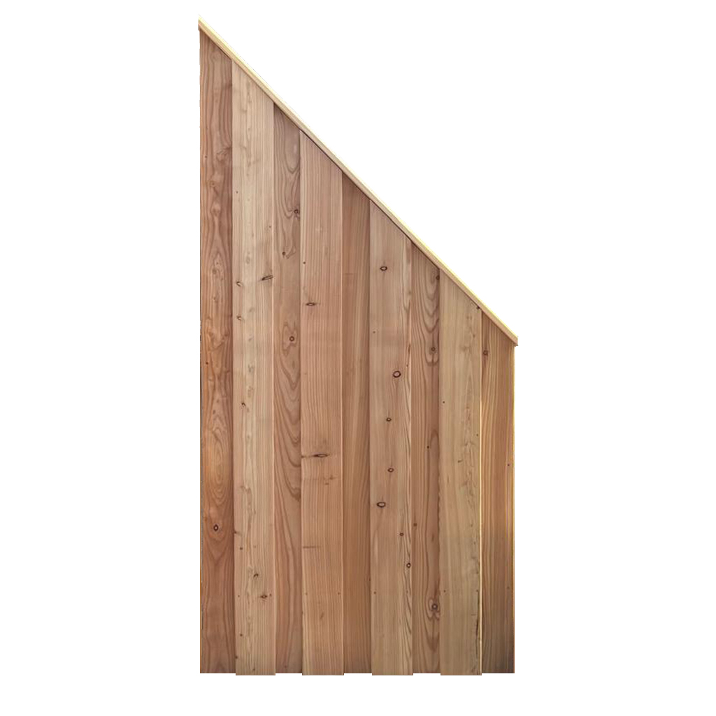 Schräg abgeschnittenes Holzpaneel aus vertikalen Holzplanken mit sichtbarer Maserung und Knoten, hellbraun, freigestellt vor weißem Hintergrund