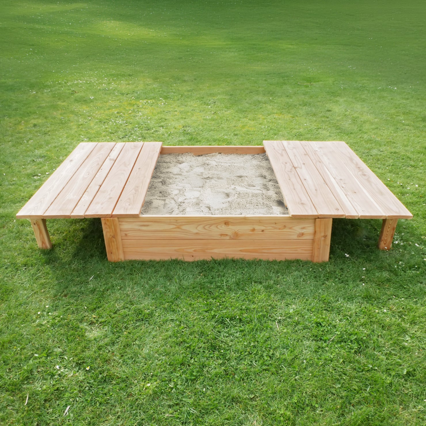 Sandkasten Oskar – geöffnet Sandkasten Oskar – geöffnet
