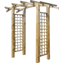 Freistehende Pergola aus hellem Holz mit geschwungenen Querbalken und zwei vertikalen Rankgittern als Seitenwände, offener Durchgang in einen Garten