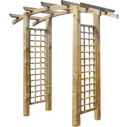 Freistehende Pergola aus hellem Holz mit geschwungenen Querbalken und zwei vertikalen Rankgittern als Seitenwände, offener Durchgang in einen Garten