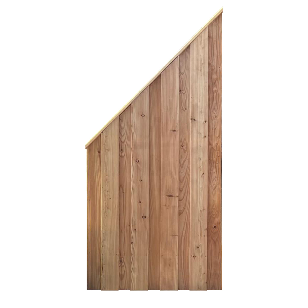 Schräg abgeschnittenes Holzpaneel aus senkrechten Zedernlatten mit sichtbarer Maserung und vereinzelten Astlöchern, freigestellt auf weißem Hintergrund