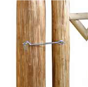 Detailansicht eines naturbelassenen Haselnuss-Vorgartenzauntors, 100 cm breit, mit zwei massiven senkrechten Holzpfosten und Metallverschluss