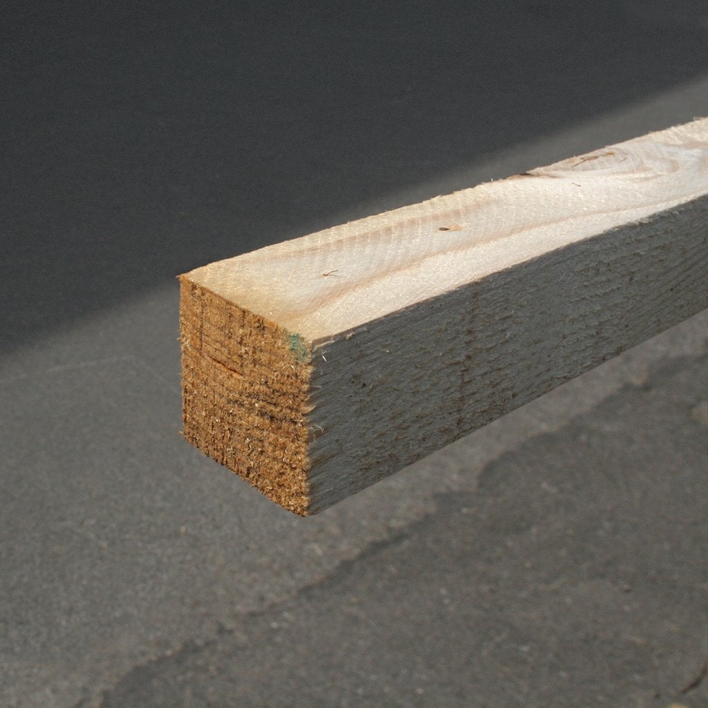 Rahmenholz sägerau 5 x 5 x 300 cm, künstlich getrocknet Rahmenholz, sägerau, künstlich getrocknet, Querschnitt 5 x 5 cm, Länge 300 cm, Nahaufnahme einer Holzleiste mit rauer Oberfläche vor unscharfem Hintergrund