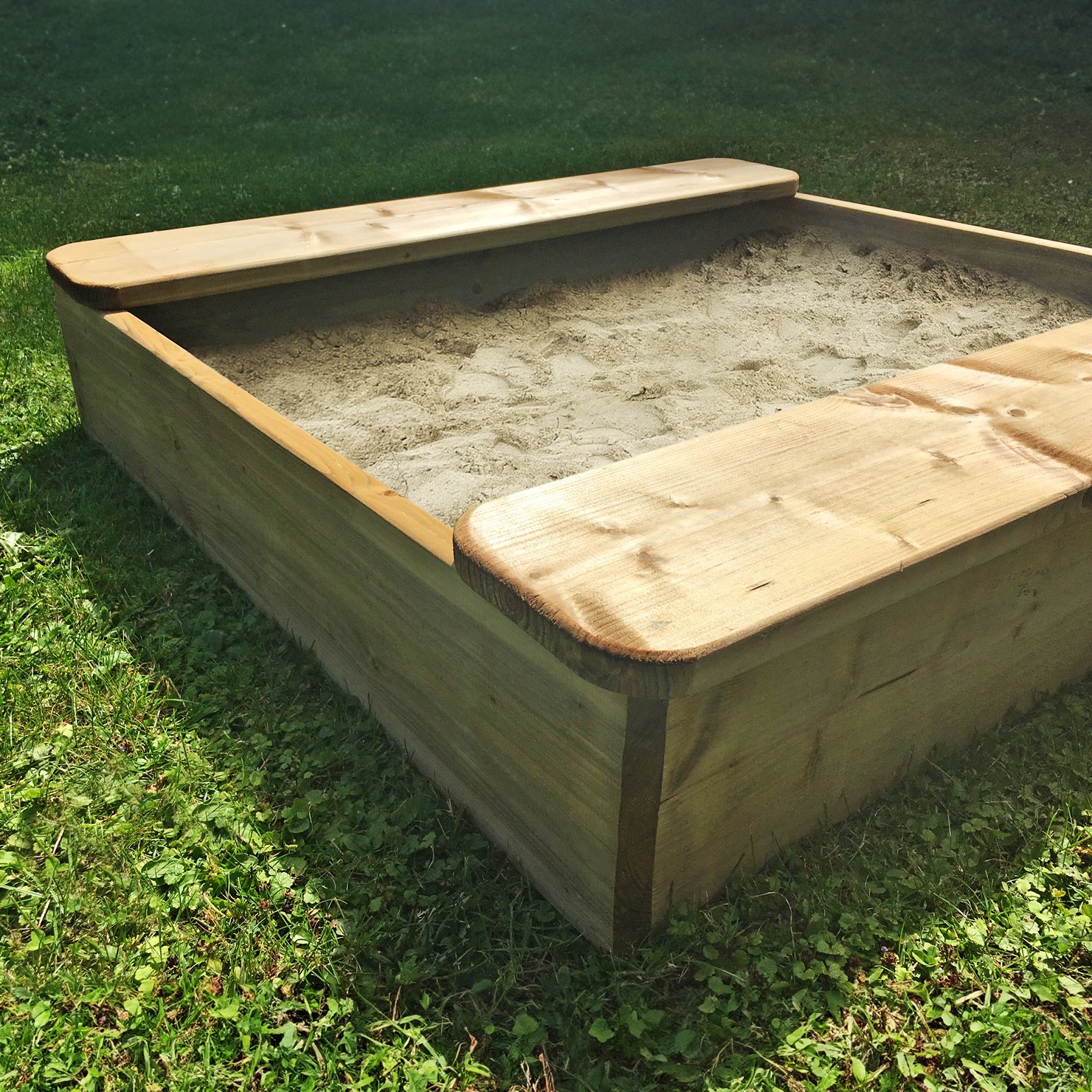 Sandkasten Olli – mit robusten Sitzbrettern
