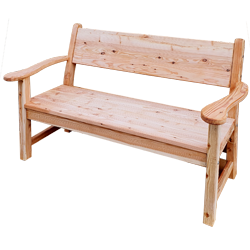 Zweisitzige Gartenbank aus hellem, naturbelassenem Holz mit durchgehender Rückenlehne, abgerundeten Armlehnen und gerader Sitzfläche