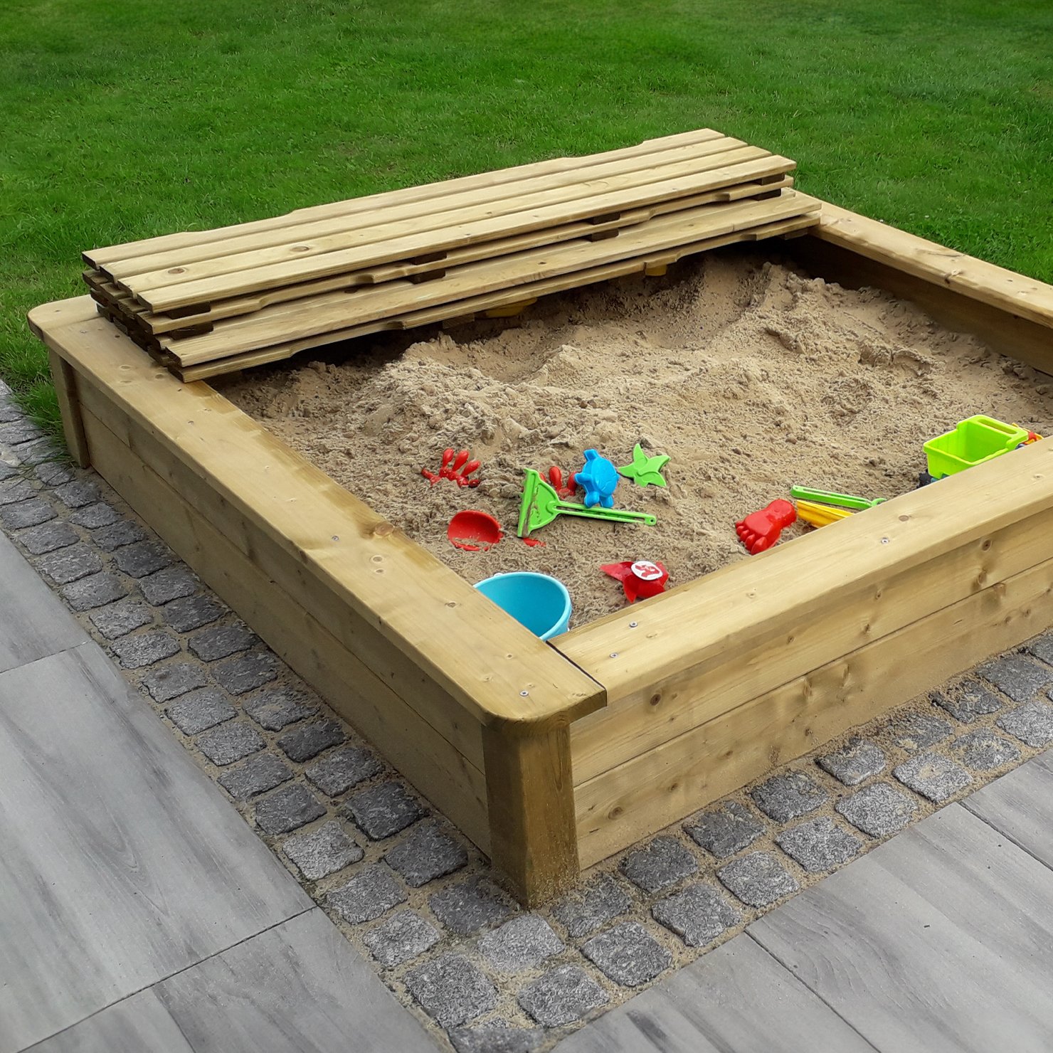 Abb. zeigt Sandkasten Paula mit geöffnetem Deckel Abb. zeigt Sandkasten Paula mit geöffnetem Deckel