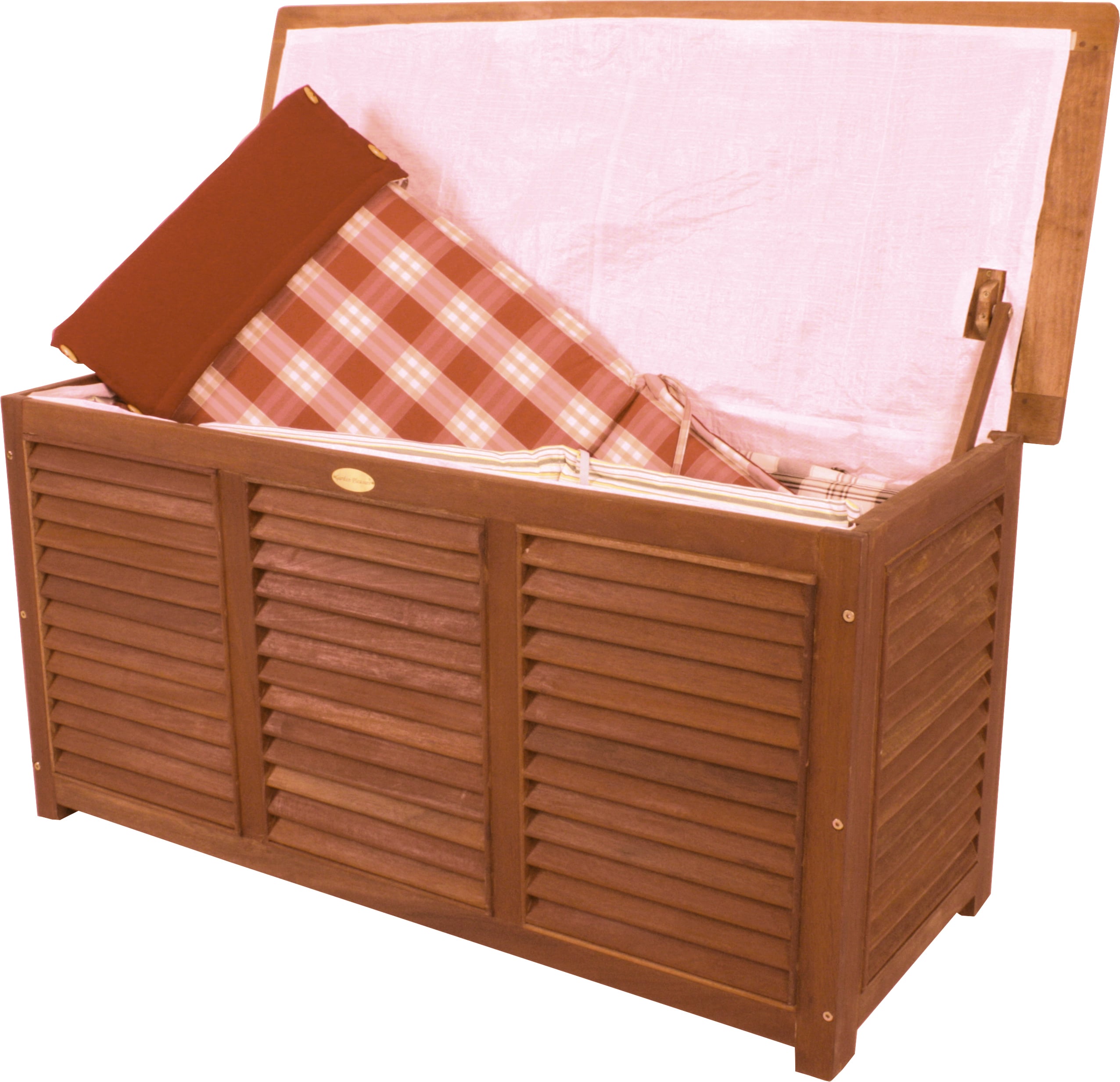 Offene braune Holztruhe mit aufgestelltem Deckel und weißer Innenauskleidung, darin ein kariertes rot-braunes Sitzkissen und ein braunes Zierkissen; Vorderseite mit Jalousie-Lamellen und sichtbaren Scharnieren