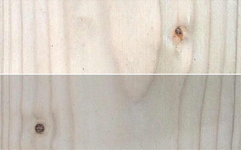 Helle Kiefernholzplatten mit feiner senkrechter Maserung, zwei Holzknoten (links unten, rechts oben) und einer schmalen weißen Fuge, die das Bild horizontal teilt