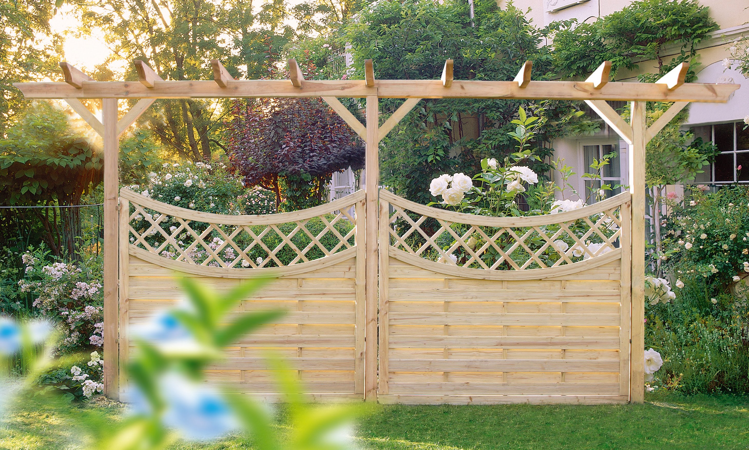 Pergola massiv, in Kombination mit Zäunen