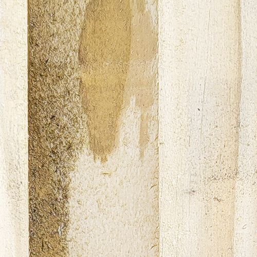 Nahaufnahme hellerer Holzplanken mit sichtbarer Maserung, vertikalen Fugen und unregelmäßigen braunen Verfärbungen