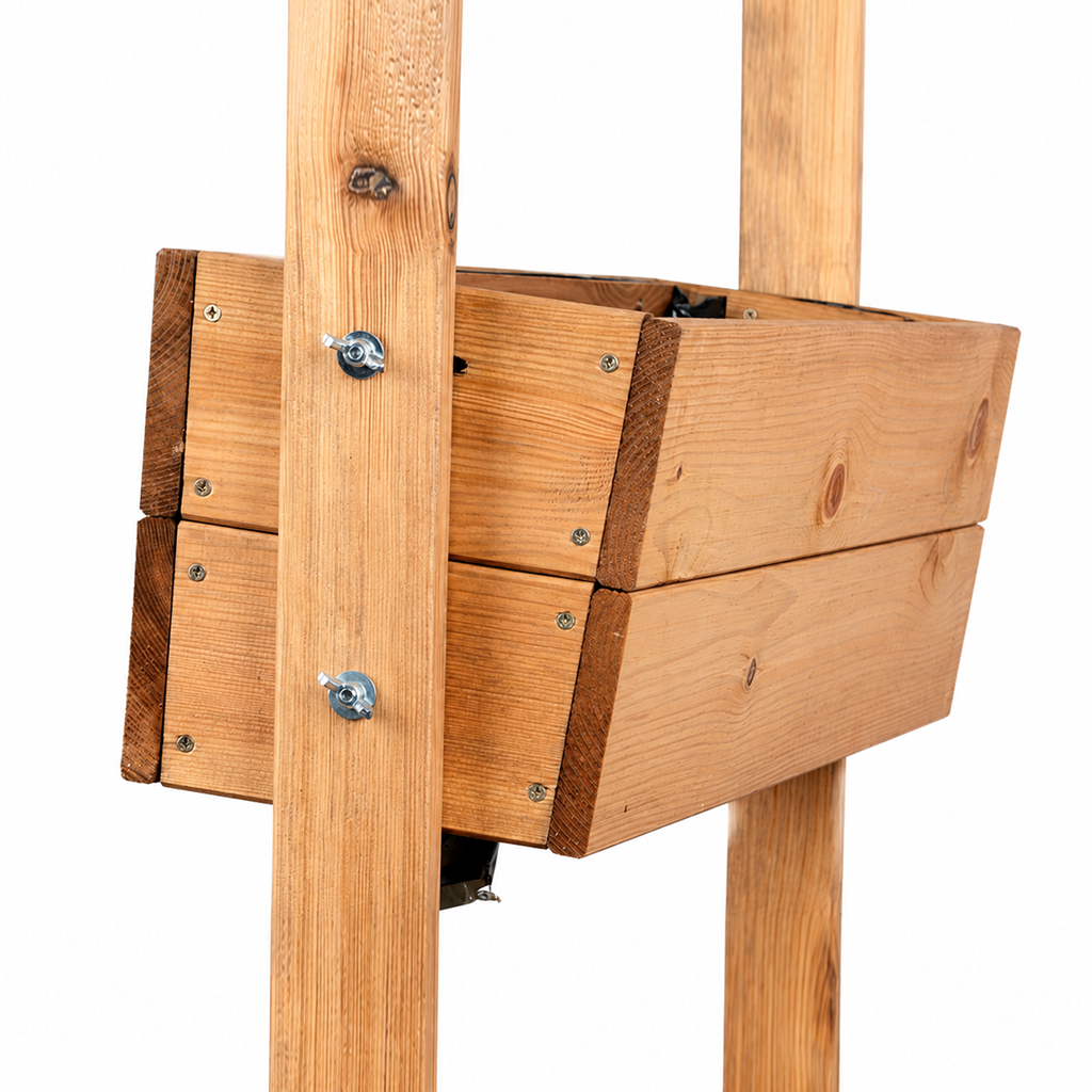 Holz-Pflanzkasten aus hellen Brettern, an zwei senkrechten Holzbalken mit Schrauben und Flügelmuttern befestigt, sichtbare Holzmaserung und Metallbefestigungen, weißer Hintergrund