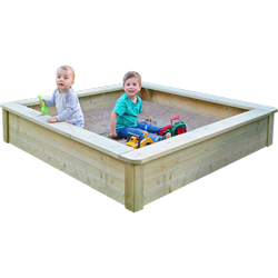 Zwei Kleinkinder sitzen in einem quadratischen Holzsandkasten (Modell Paula) und spielen mit Schaufeln und Spielzeugfahrzeugen; breite Holzkanten zum Sitzen, heller Sand.