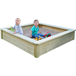 Zwei Kleinkinder sitzen in einem quadratischen Holzsandkasten (Modell Paula) und spielen mit Schaufeln und Spielzeugfahrzeugen; breite Holzkanten zum Sitzen, heller Sand.