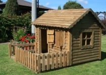Kinderspielhaus aus Holz mit Zaun, Modell Diana, Maße 170 x 220 x 155 cm, kesseldruckimprägniert, steht auf einer Rasenfläche im Garten, mit Fenster, Tür und Satteldach