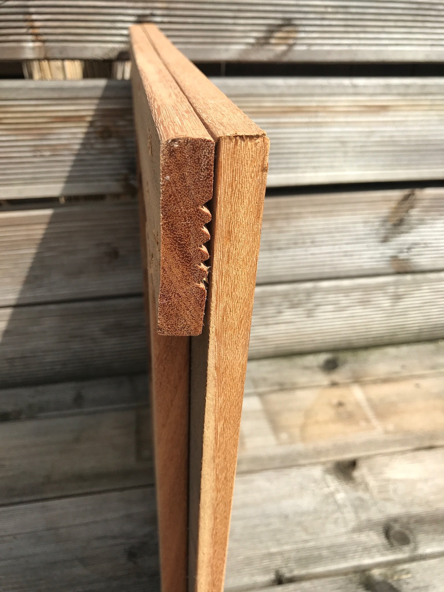 Cumaru Kassettenfliese, Einfachfries, Seitansicht Cumaru Kassettenfliese, Einfachfries, Seitansicht