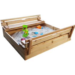 Holz-Sandkasten mit aufklappbaren Sitzbänken, gefüllt mit Sand und bunten Spielsachen (grüne Sandschaufel, orange Förmchen, lila Eimer, blaue Sandformen) auf weißem Hintergrund