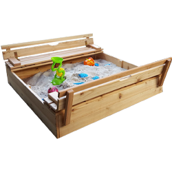 Holz-Sandkasten mit aufklappbaren Sitzbänken, gefüllt mit Sand und bunten Spielsachen (grüne Sandschaufel, orange Förmchen, lila Eimer, blaue Sandformen) auf weißem Hintergrund