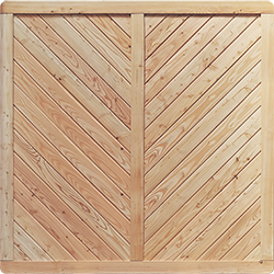 Holz-Dichtzaun mit zwei Paneelen, diagonal angeordnete Latten bilden in der Mitte ein V-förmiges Chevron-Muster, umrahmt von breitem Rahmen und mittigem senkrechtem Pfosten
