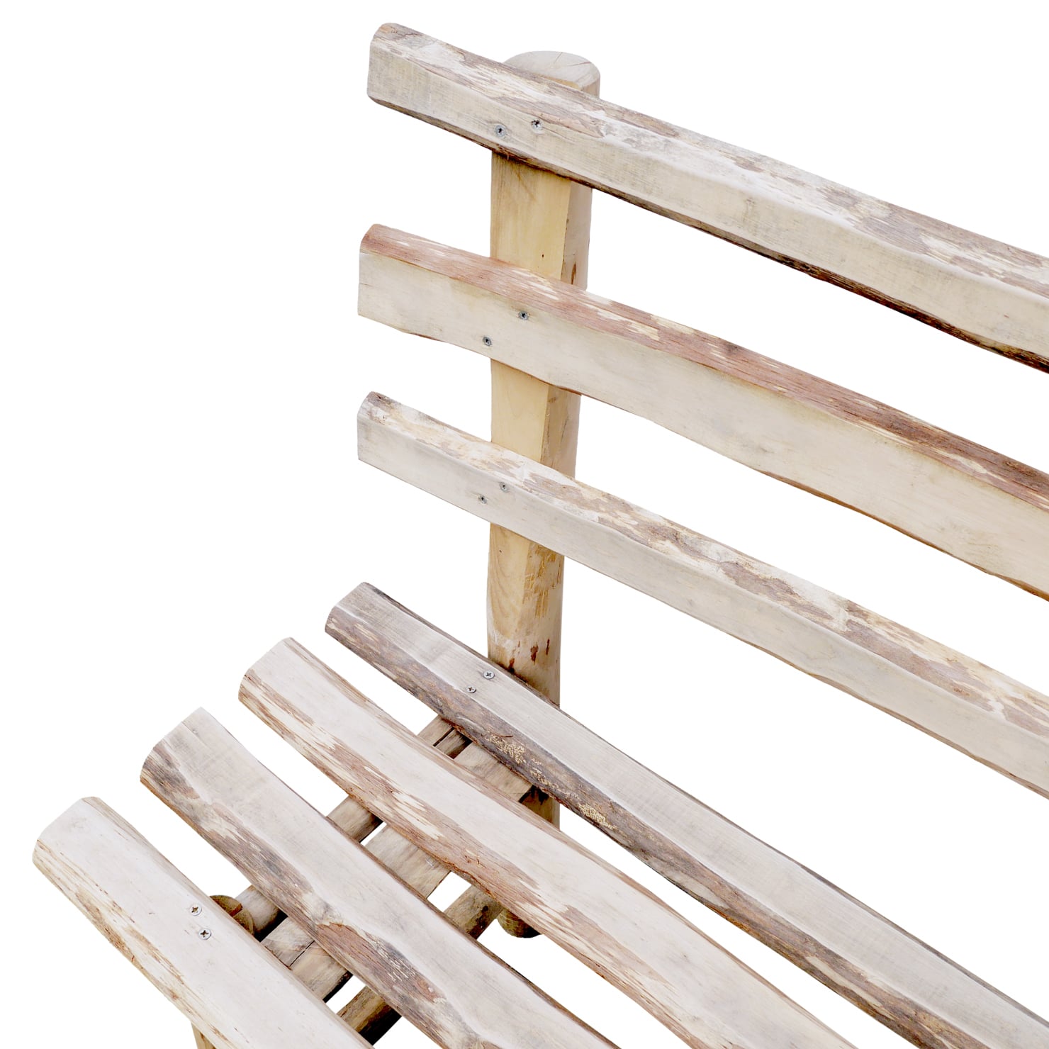 Rustique Bank aus Haselnuss, 118 cm Nahaufnahme einer rustikalen Haselnuss-Bank (118 cm) mit weißgewaschenen, unregelmäßigen Holzlatten von Sitzfläche und Rückenlehne, sichtbarem Mittelpfosten, Maserung und Schrauben, freigestellt auf weißem Hintergrund