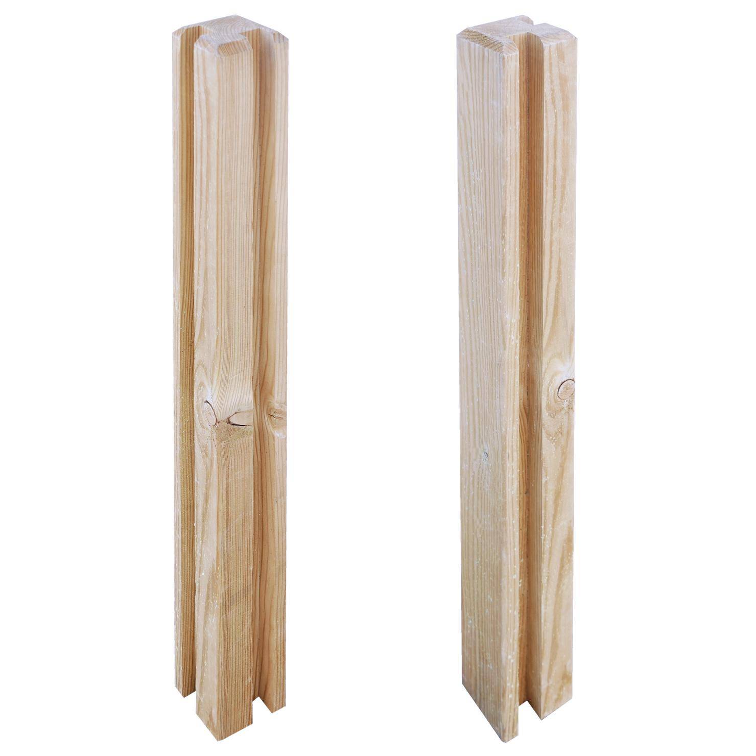 Zwei Kiefernholz-Eckpfosten 9 x 9 cm mit 30 mm Nut, profilierte Längskanten, sichtbare Holzmaserung und Aststellen, freigestellt vor weißem Hintergrund
