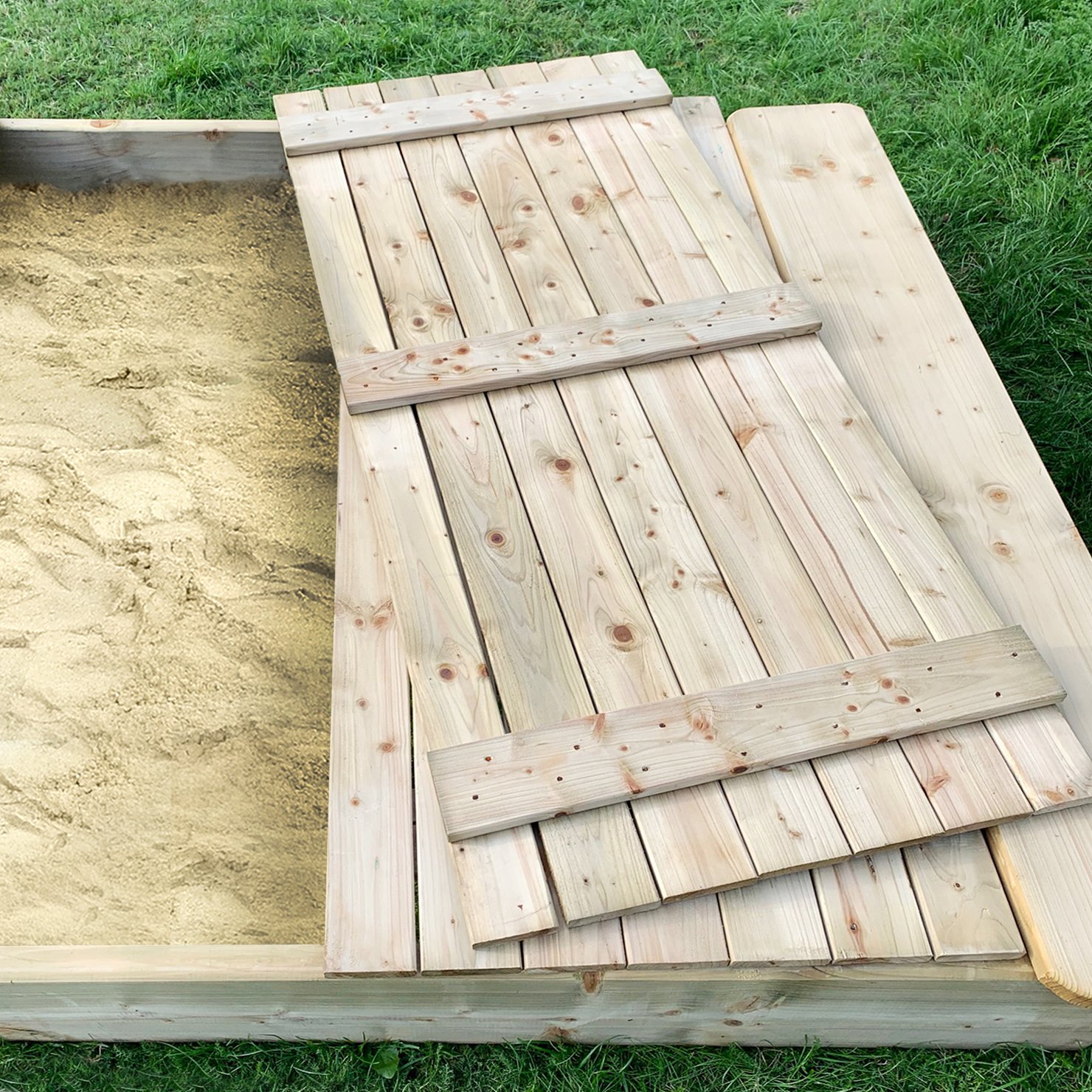 Sandkasten Olli mit Deckel – geöffnet Sandkasten Olli mit Deckel – geöffnet