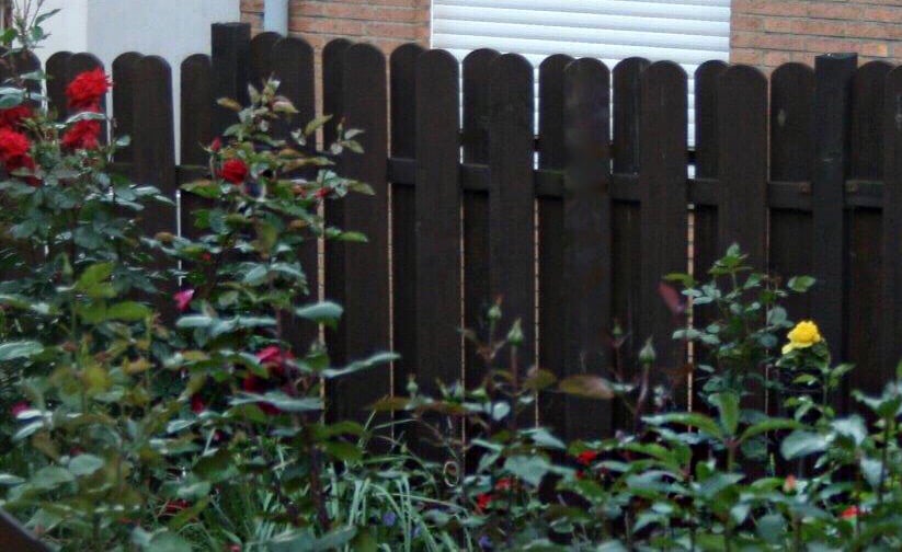 Bretterzaun Thorsten, vom Kunden braun lasiert Bretterzaun Thorsten, vom Kunden braun lasiert