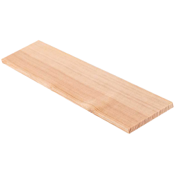 Längliches, unlackiertes Holzbrett aus hellem Nadelholz, leicht schräg liegend, sichtbare Holzmaserung und glatte Kanten, freigestellt auf weißem Hintergrund