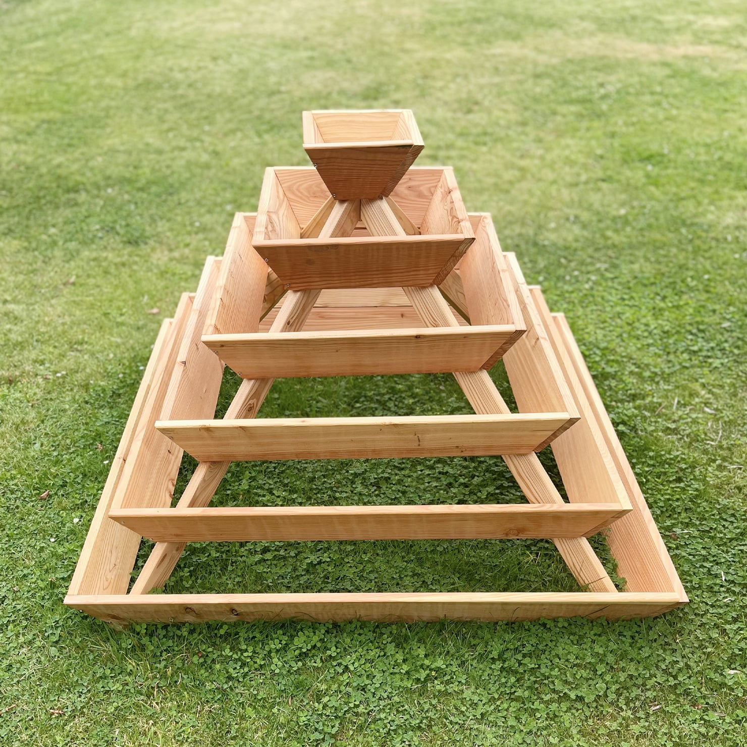 Kräuter-Pflanzenpyramide aus Lärchenholz, 120 x 120 x 87 cm, naturbelassen mit Vlies, ideal für Garten oder Terrasse Holzpyramide zur Bepflanzung aus naturbelassener Lärche mit mehreren Ebenen, auf Rasen stehend; Maße 120 x 120 x 87 cm; geeignet für Kräuterbepflanzung, Pyramidengestaltung für Garten- oder Terrassennutzung.