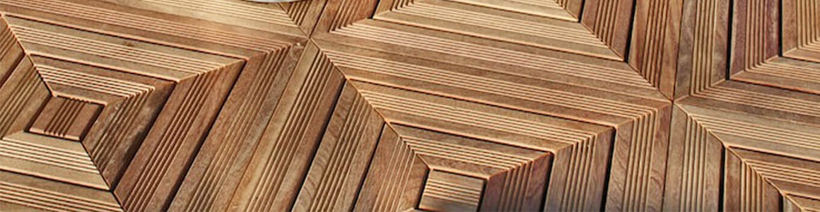 Nahaufnahme eines hölzernen Paneels mit wiederholten, gestaffelten quadratischen Lamellen, die diagonale Linien bilden und ein geometrisches, dreidimensionales Muster in warmen Braun- und Beigetönen erzeugen
