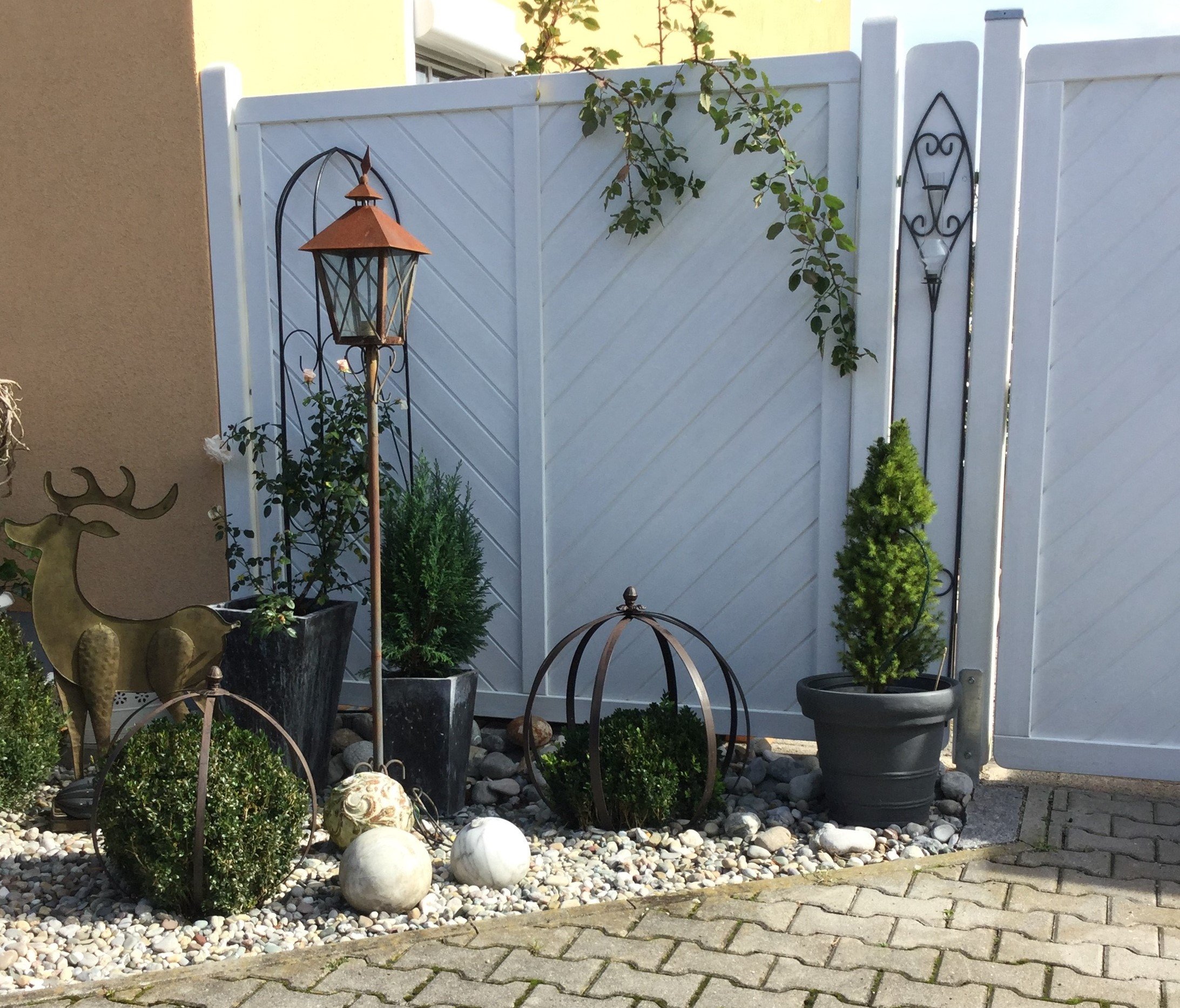 Stabil-Massiv Zaun vom Kunden weiß lasiert. Stabil-Massiv Zaun vom Kunden weiß lasiert.