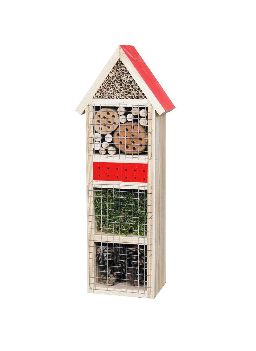 Insektenhaus aus Holz mit verschiedenen Füllmaterialien als Nist- und Überwinterungshilfe für Insekten Rechteckiges Insektenhotel aus Holz mit rotem Giebeldach, mehreren Fächern mit Bambusröhrchen, Holzstücken, gebohrtem Holz, Moos und Tannenzapfen, teilweise durch Drahtgitter geschützt, freigestellt auf weißem Hintergrund