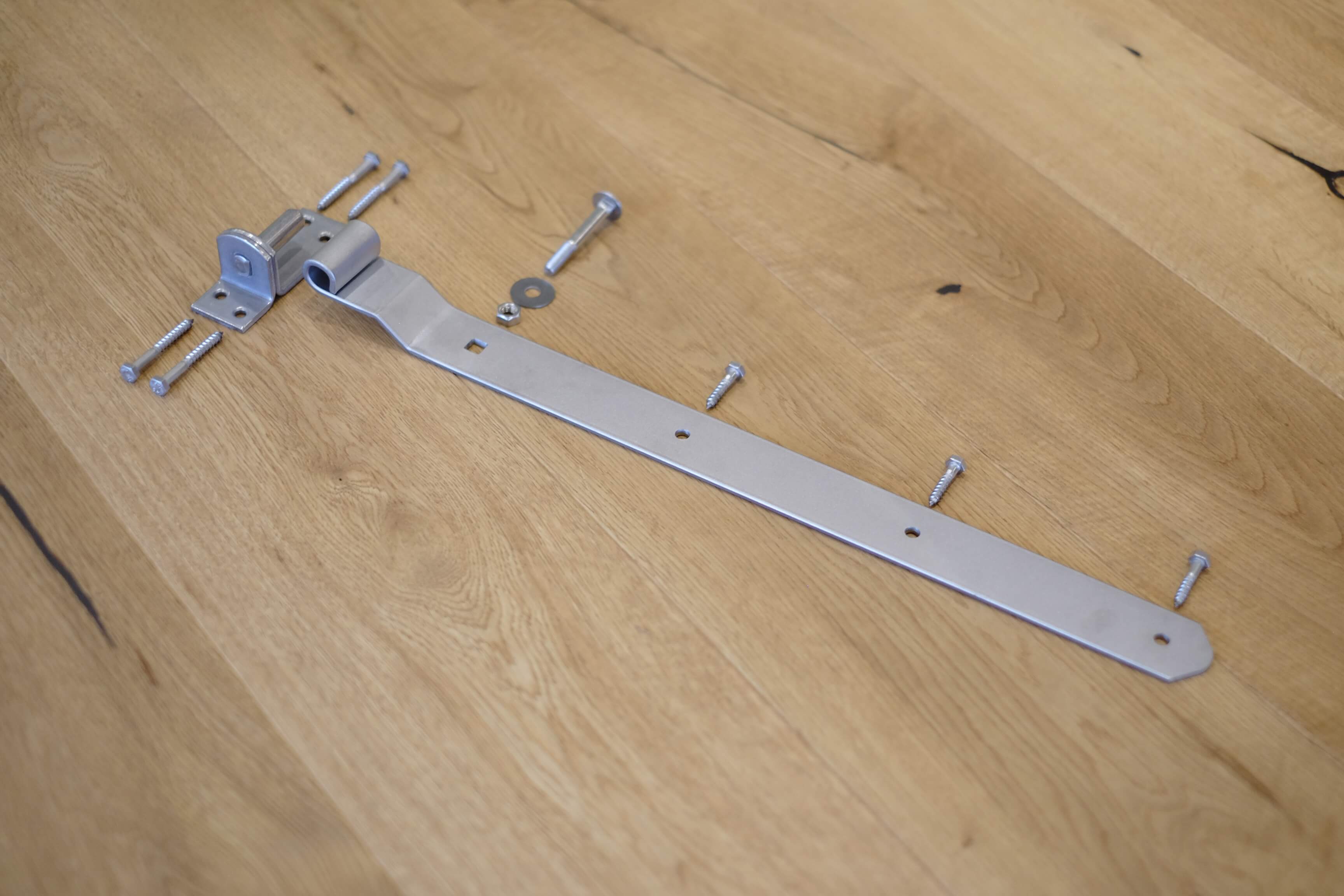 Ladenband mit DI-Haken und Schrauben (Zubehör nicht im Lieferumfang enthalten)