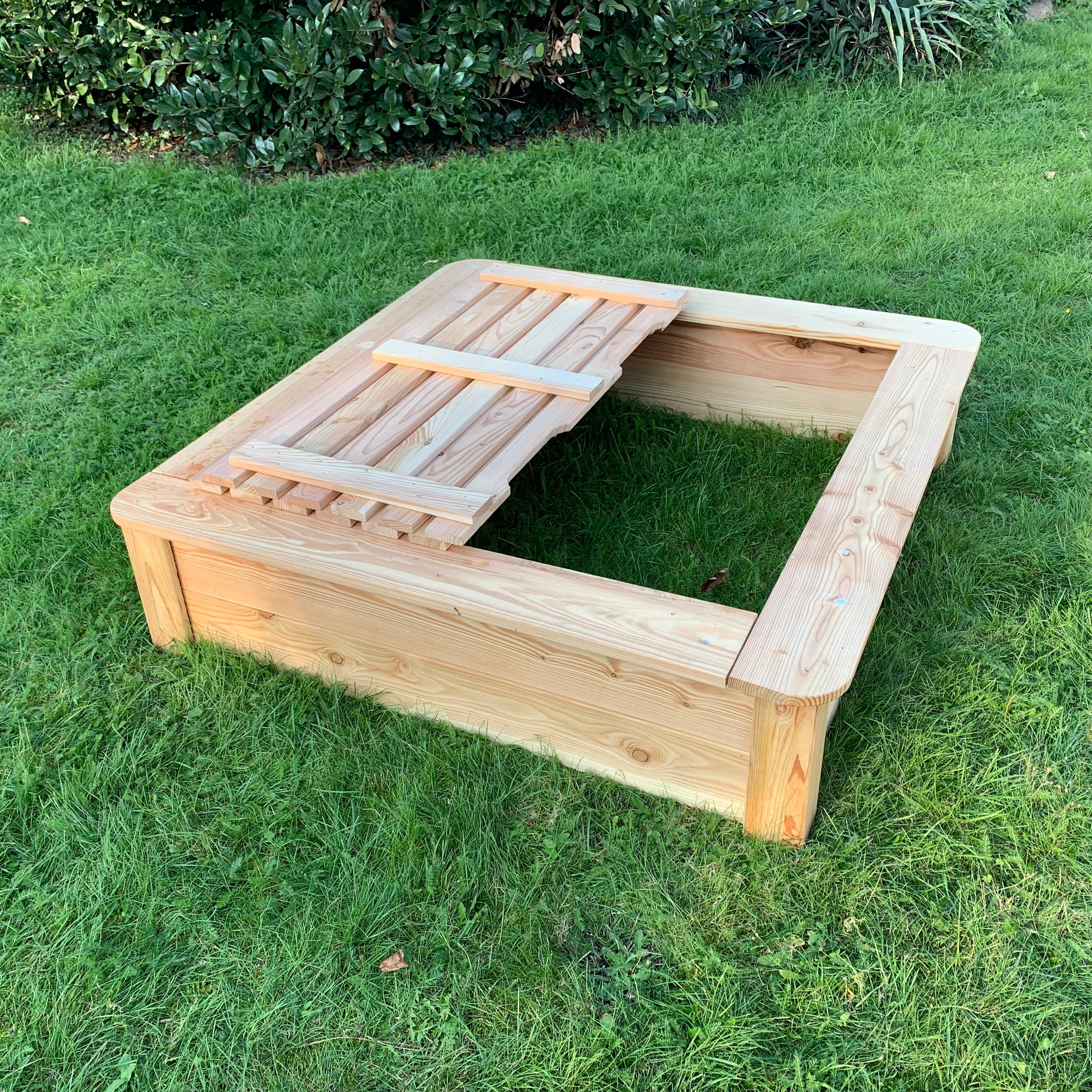 Ansicht Sandkasten mit halb offenem Deckel Ansicht Sandkasten mit halb offenem Deckel