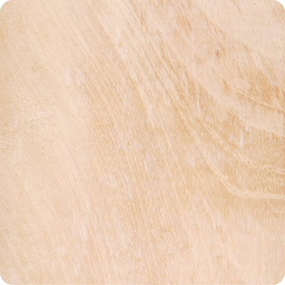HuG-Holzlexikon-Kachel-Murure Nahaufnahme einer hellen Holzoberfläche mit feiner, leicht diagonaler Maserung in warmen Beige- und Cremetönen