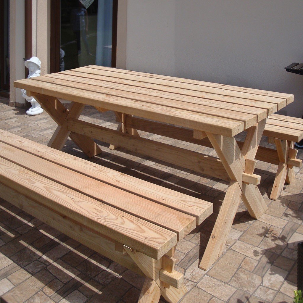 Picknickgarnitur Sunshine aus naturbelassener Lärche, bestehend aus einem rechteckigen Tisch und zwei Bänken, 178 cm lang, im Freien auf einer Terrasse stehend
