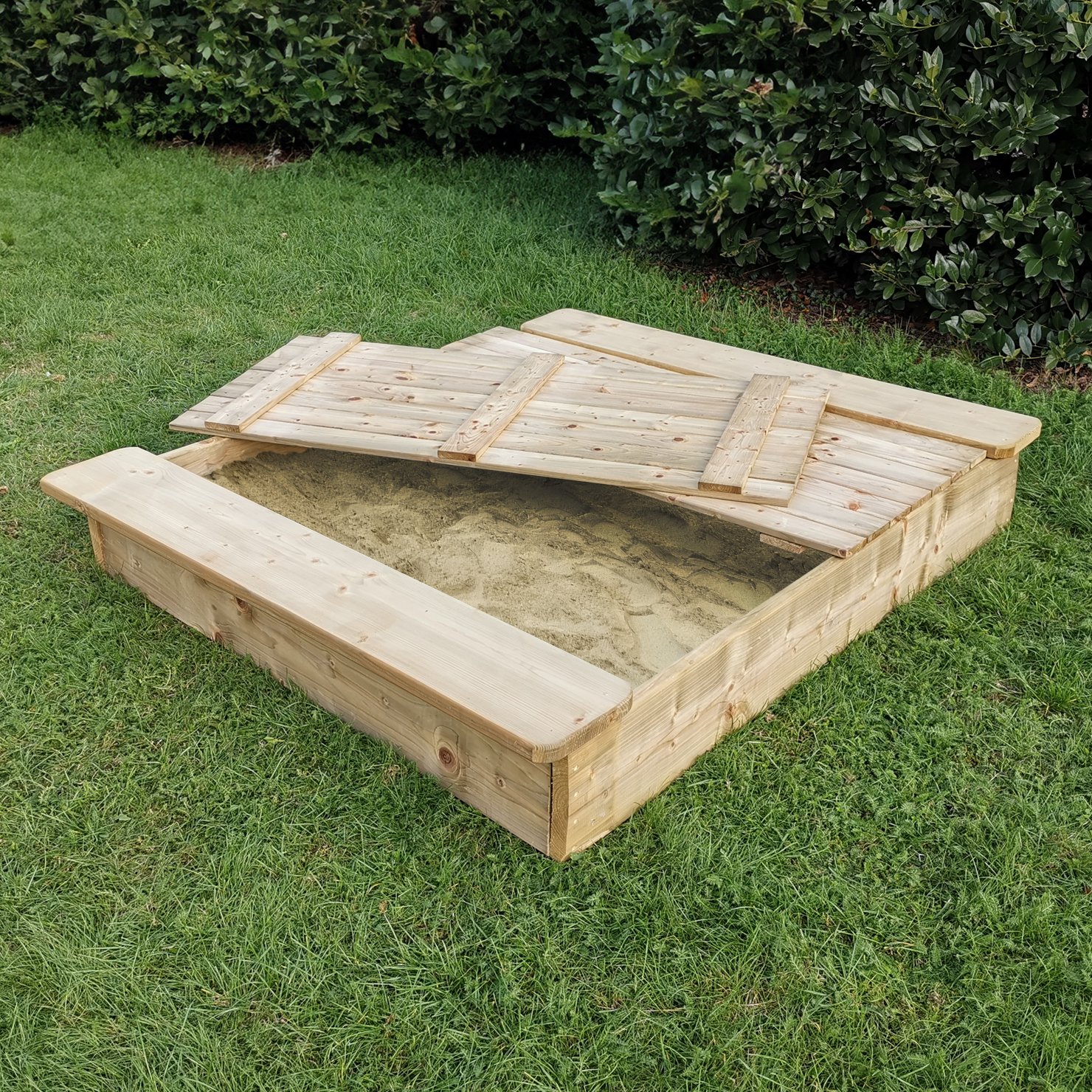 Sandkasten Olli mit Deckel – geöffnet Sandkasten Olli mit Deckel – geöffnet