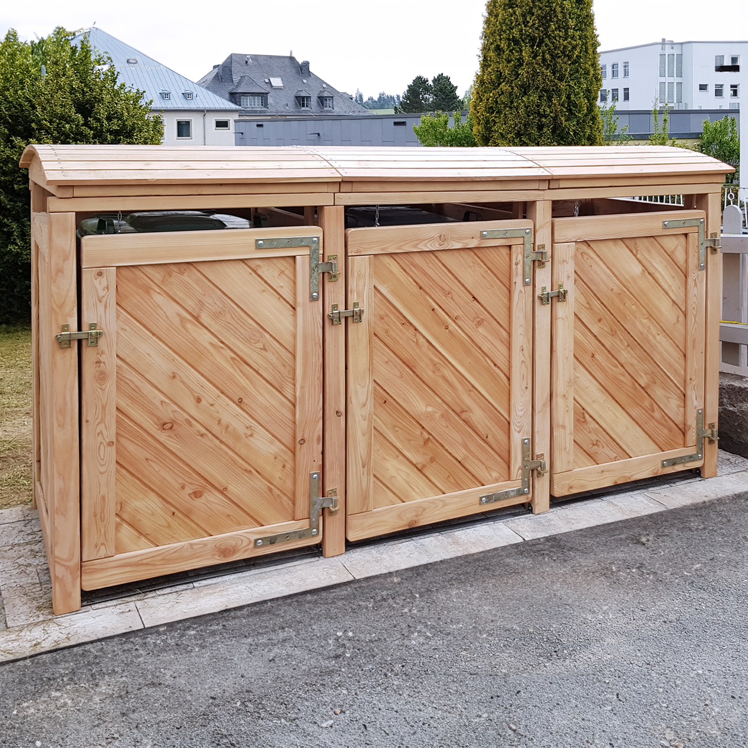 Mülltonnenbox Vario für drei 240 L Tonnen – Kundenfoto