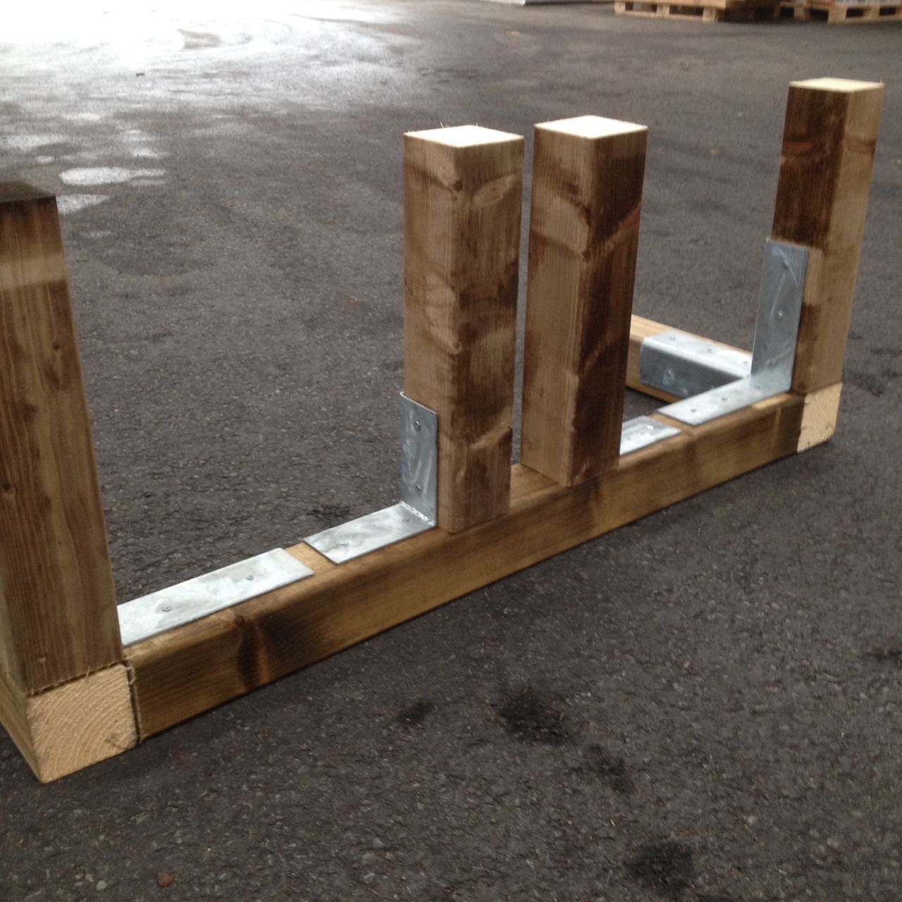 rückwärtige Ansicht offener Eck -und Winkelverbinder rückwärtige Ansicht offener Eck -und Winkelverbinder