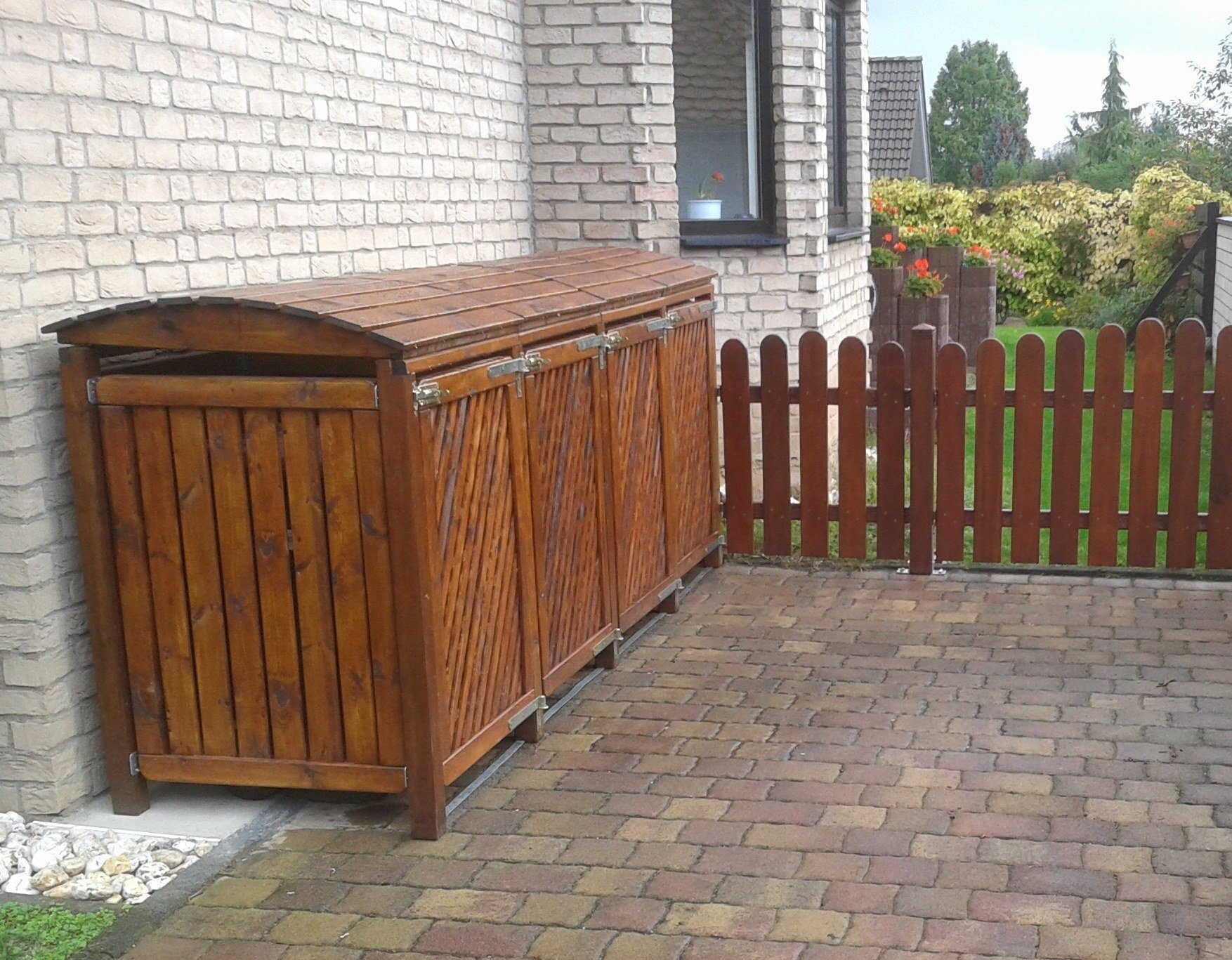 Mülltonnenbox 3 x 120l, vom Kunden lasiert Mülltonnenbox 3 x 120l, vom Kunden lasiert