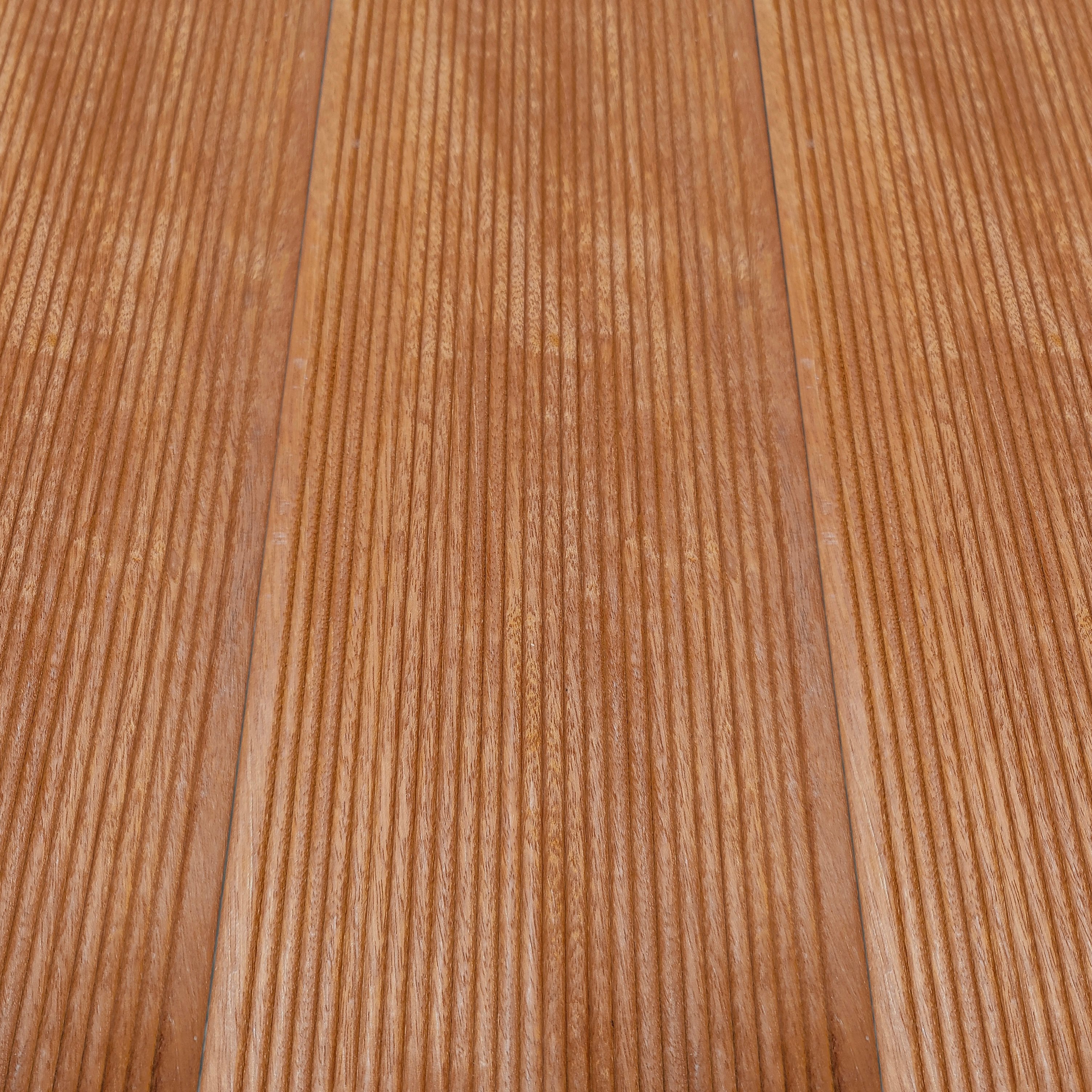 Bangkirai Terrassendiele 25 x 145 x 3960 mm mit einseitiger Riffelung Detailansicht einer geriffelten Bangkirai Terrassendiele, Maße 25 x 145 x 3960 mm, mit längs verlaufenden Rillen und natürlicher Holzmaserung