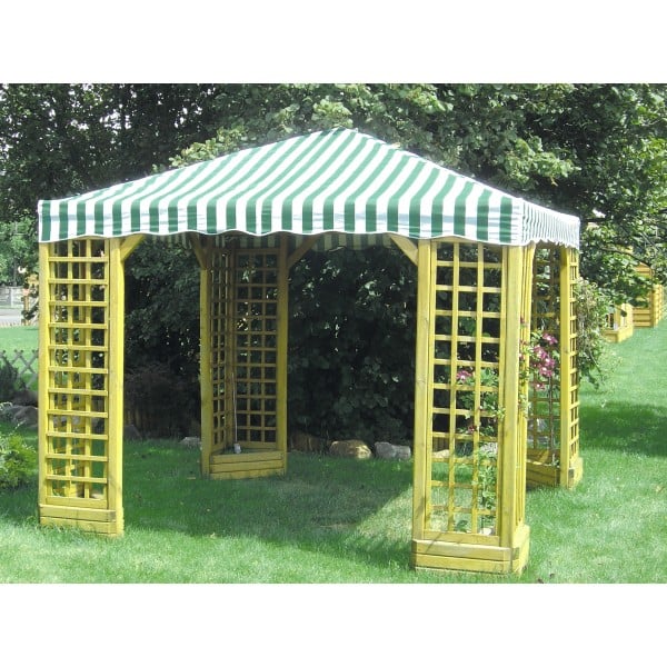 Pavillon Aveline 300 x 300 cm aus imprägniertem Kiefernholz mit grün-weiß gestreiftem Dach, geeignet für den Garten Pavillon Aveline 300 x 300 cm aus imprägniertem Kiefernholz mit Rankgittern und grün-weiß gestreiftem Dach, auf Rasenfläche im Garten vor Bäumen platziert