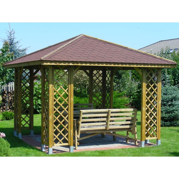 Pavillon Aventine 300 x 300 cm aus kesseldruckimprägnierter Kiefer, mit braunem Satteldach, offenen Wänden mit Rankgittern und integrierter Holzsitzgruppe, steht auf Rasenfläche im Garten