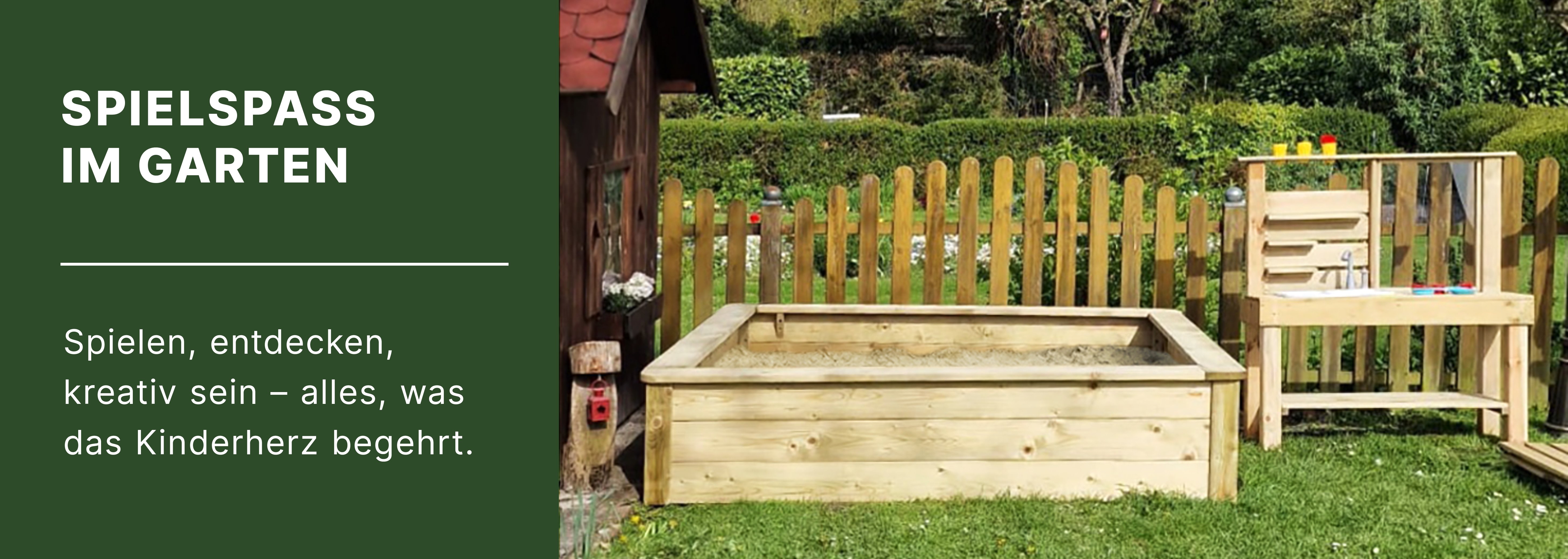 Animated markings image Linker Bereich mit grünem Hintergrund und Schrift Spielspaß im Garten, rechter Bildteil: Holzsandkasten, Kinder-Spielküche, kleines Spielhaus, Lattenzaun, Heckengarten und grüner Rasen