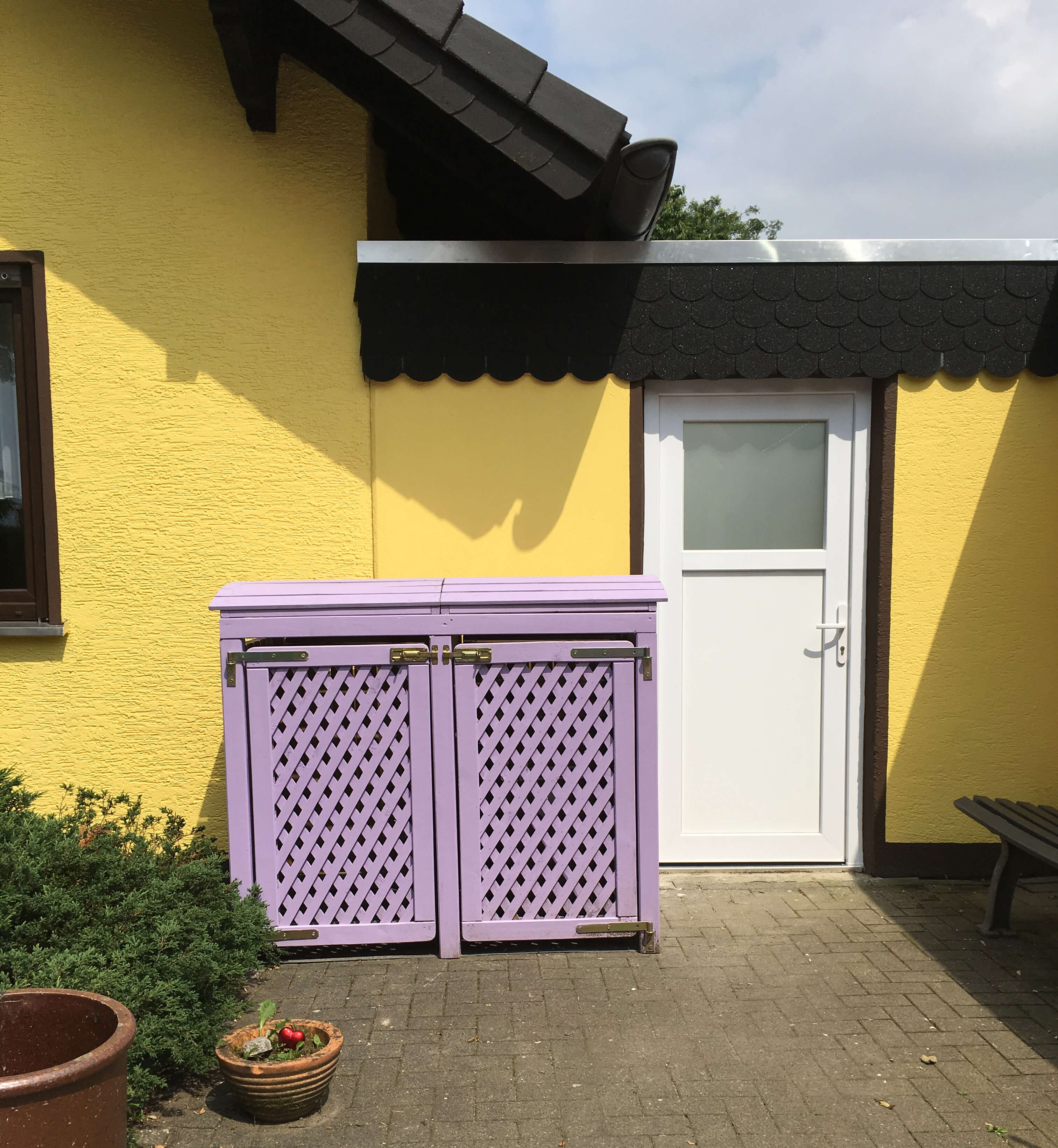 Mülltonnenbox für 2 x 240 L Tonne, vom Kunden lasiert Mülltonnenbox für 2 x 240 L Tonne, vom Kunden lasiert