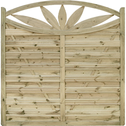 Zweiteiliger ornamentaler Holzzaun mit gebogter Oberkante und fächerförmiger Verzierung oben, Reihen horizontaler Lamellen und diagonale Verstrebungen, naturbelassenes helles Holz